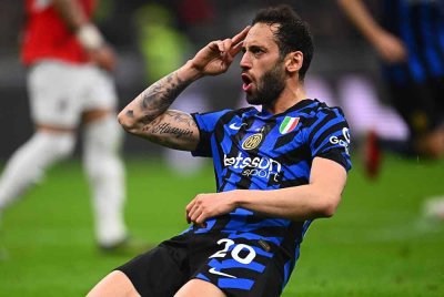 Calhanoglu menyamakan kedudukan buat Inter ketika berdepan Milan di San Siro dalam aksi Piala Itali.