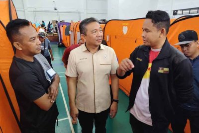 Danial (kanan) mengiringi Exco Pelaburan, Perdagangan dan Mobiliti Selangor Ng Sze Han (tengah) dalam lawatan mereka ke PPS Putra Heights pada Khamis.