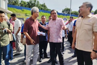 Antony Loke (dua dari kanan) ketika melawat mangsa kebakaran di PPS Masjid Putra Heights, Subang Jaya pada Khamis.