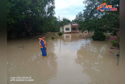 Keadaan banjir di Kampung Tengah Renggam, Kluang pada Khamis.
