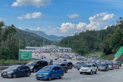 PLUS menjangkakan lebih 2 juta kenderaan sehari akan berada di rangkaian lebuh rayanya untuk tempoh tiga hari bermula esok berikutan orang ramai pulang ke ibu kota selepas cuti Aidilfitri. Foto Bernama