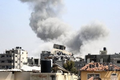 Tentera Israel berterusan mengebom Gaza menyebabkan kemusnahan harta benda dan nyawa melayang. Foto AFP