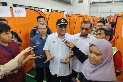 Dr Shamsul Anuar (tengah) ditemuinya pemberita selepas melawat mangsa di PPS Masjid Putra Heights di sini pada Khamis.