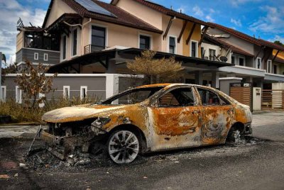 Keadaan semasa kediaman penduduk dan sebuah kenderaan yang musnah seperti bandar mati ketika tinjauan fotoBernama di lokasi kejadian kebakaran paip gas Jalan Putra Harmoni, Putra Heights, pada Khamis. Foto Bernama