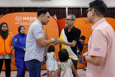 Pengerusi Perbadanan Kemajuan Filem Nasional Malaysia (FINAS) Datuk Hans Isaac (tiga, kiri) bersalaman bersama pelakon Charlie Numan Salleh pada program Ziarah Seni MADANI di Dewan Persatuan Kebajikan Gombak Setia, pada Khamis. Foto Bernama