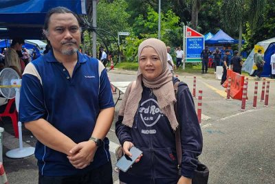 Mangsa insiden kebakaran saluran paip gas, Siti Noor Lianna Misli, 48, (kanan) dan suaminya Daeng Amir Hamzah, 48, ketika ditemui Bernama selepas mengambil dokumen dan barangan penting dari rumah mereka di Putra Heights, pada Khamis. Foto Bernama