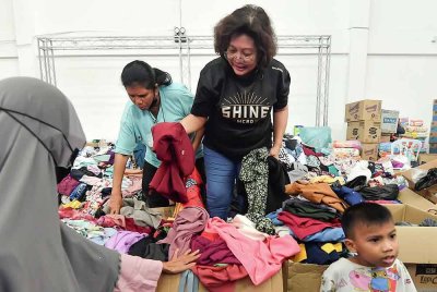 Mangsa kejadian kebakaran saluran paip gas memilih pakaian yang didermakan oleh orang ramai ketika tinjauan di Pusat Pemindahan Sementara (PPS) di Masjid Putra Heights, pada Khamis. Foto Bernama