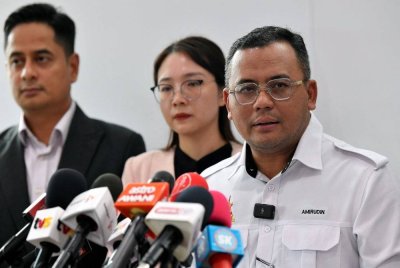 Amirudin semasa sidang media mengenai perkembangan berkaitan kejadian kebakaran saluran paip gas yang berlaku di Putra Heights pada Selasa lau di Wisma Dewan Annexe Bangunan Setiausaha Kerajaan Negeri Selangor, pada Khamis. Foto Bernama