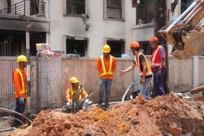 Petugas TNB menyiapkan kerja-kerja penukaran peti pembekalan elektrik yang turut musnah akibat insiden letupan gas di Putra Heights.