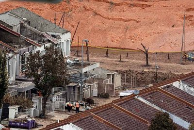 Keadaan kawasan perumahan yang terlibat dengan insiden kebakaran melibatkan saluran paip gas di Jalan Putra Harmoni, Putra Heights. Foto Bernama