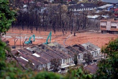 Keadaan beberapa buah rumah juga mengalami kerosakan teruk akibat haba panas kesan daripada kebakaran tersebut. Foto Bernama