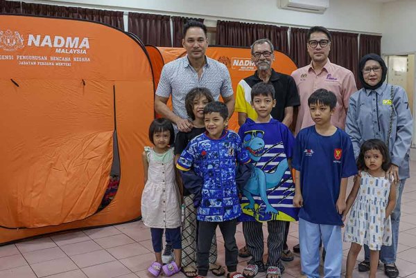 Pengerusi Perbadanan Kemajuan Filem Nasional Malaysia (FINAS) Datuk Hans Isaac (belakang kiri) bergambar bersama pelakon Charlie Numan Salleh (belakang dua, kiri) dan anak-anaknya pada program Ziarah Seni MADANI di Dewan Persatuan Kebajikan Gombak Setia, pada Khamis. Foto Bernama