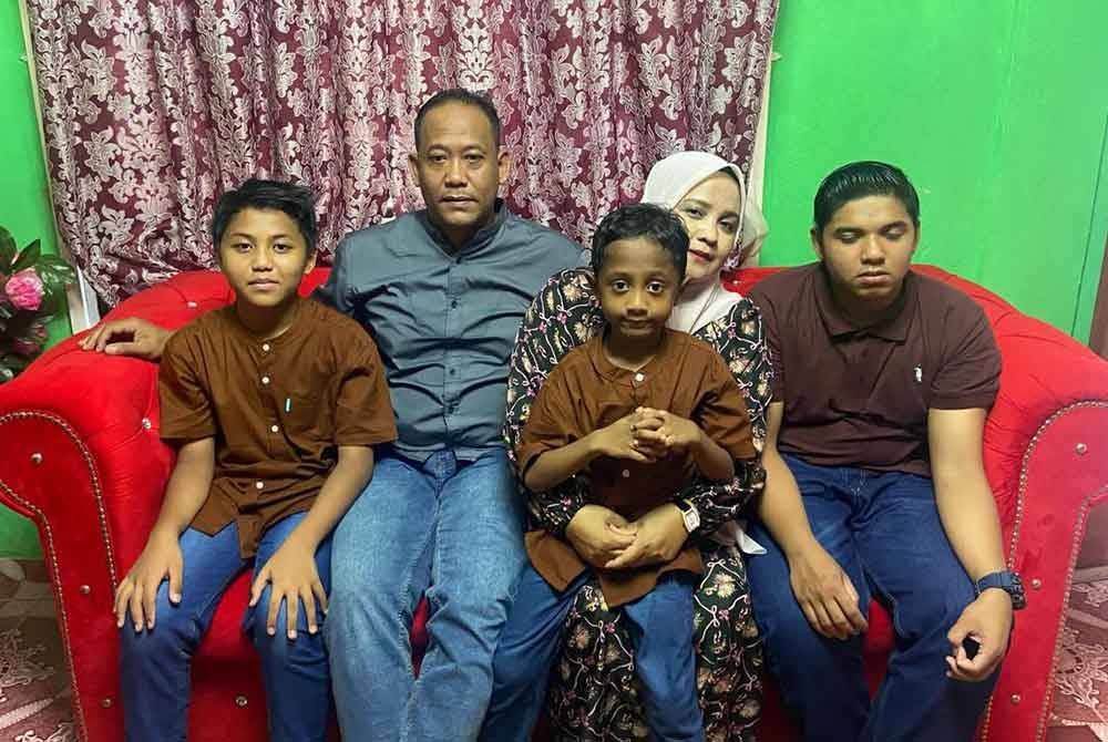 Harris Rayyan (tiga dari kiri di pangkuan ibunya) bersama keluarga menyambut hari raya di Pasir Mas, Kelantan.