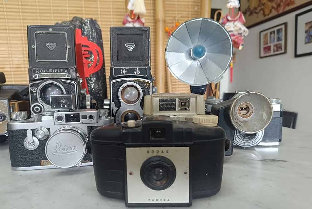 Koleksi kamera simpanan Fook Seek merangkumi kamera filem, polaroid dan digital.