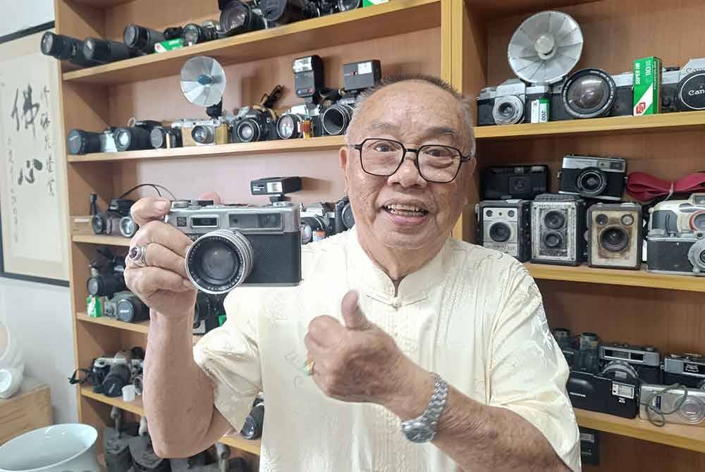 Kamera filem jenama Yashica yang dibeli pada 1960 paling disayangi Fook Seek.