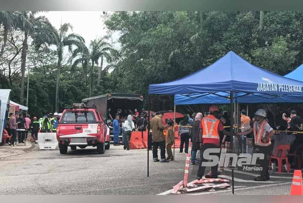 Penduduk menaiki kenderaan PDRM bagi dibawa masuk ke kediaman masing-masing di Putra Heights, Subang Jaya, Selangor pada Jumaat.