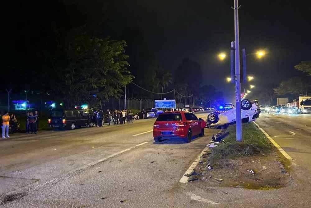 Keadaan SUV dipandu mangsa yang terbalik di tengah pembahagi jalan selepas terbabit kemalangan melibatkan tiga kenderaan di persimpangan lampu isyarat Batu 10, Jalan Kuantan-Gambang di sini pada Khamis. Foto FB Polis Trafik Kuantan
