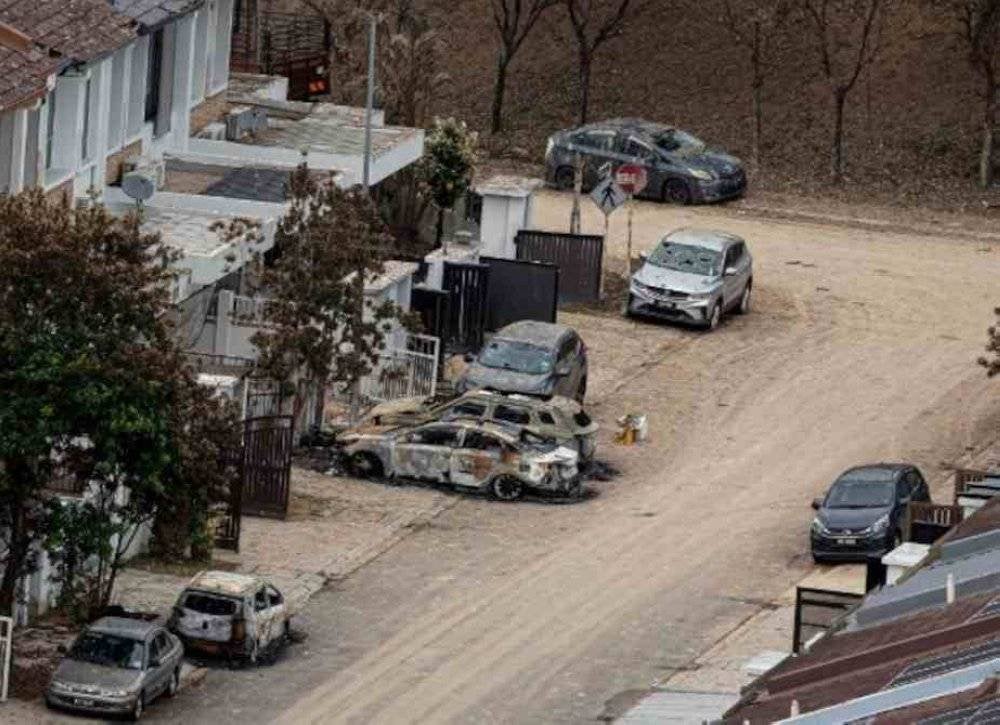 Beberapa kenderaan yang diletakkan di kawasan perumahan hangus sepenuhnya susulan insiden kebakaran melibatkan saluran paip gas di Jalan Putra Harmoni, Putra Heights. Foto Bernama