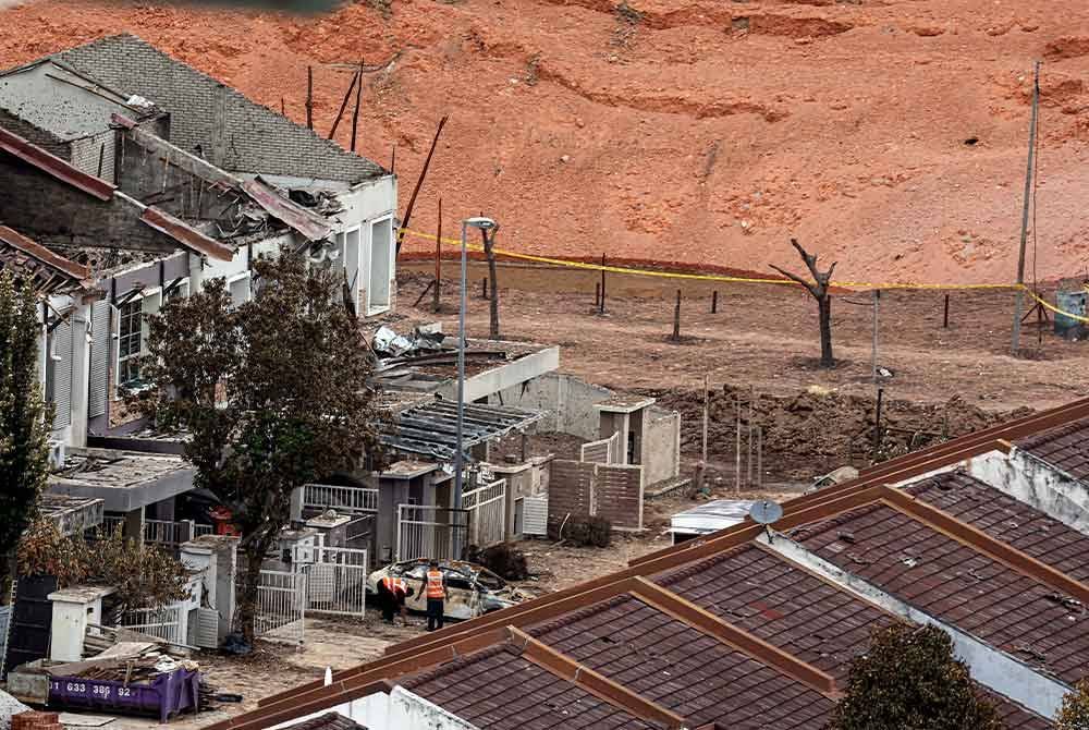 Beberapa kenderaan yang diletakkan di kawasan perumahan hangus sepenuhnya susulan insiden kebakaran melibatkan saluran paip gas di Jalan Putra Harmoni, Putra Heights. Foto Bernama