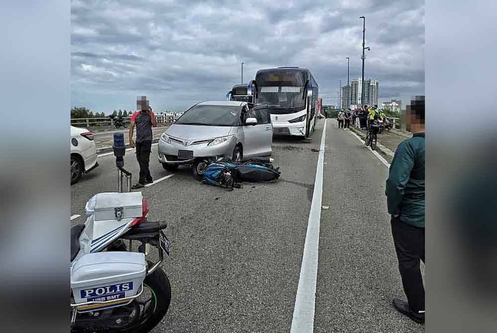 Motosikal Yamaha Y15ZR dinaiki kedua mangsa dilanggar MPV dalam kejadian itu.