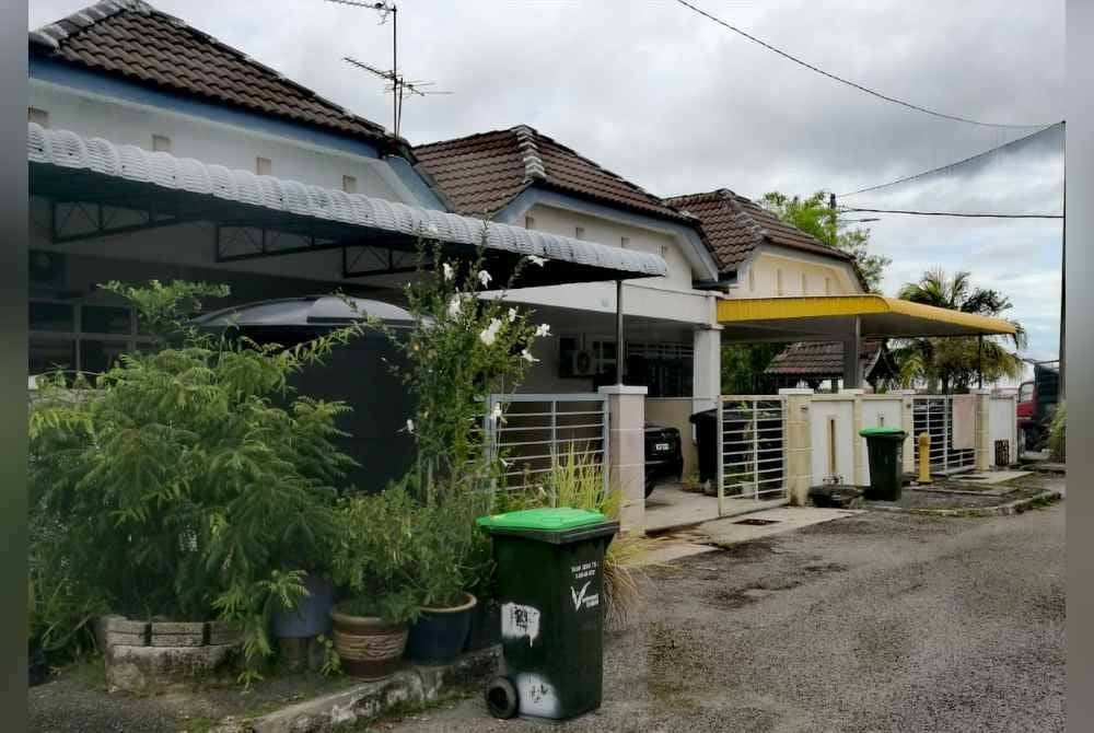 Setiap rumah terpaksa membeli tangki air besar untuk menyimpan bekalan air.