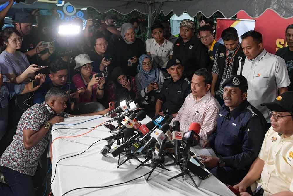 Hussein Omar Khan bercakap ketika sidang akhbar berikutan kebakaran melibatkan saluran paip gas di Jalan Putra Harmoni, Putra Heights hari ini. - Foto: Bernama
