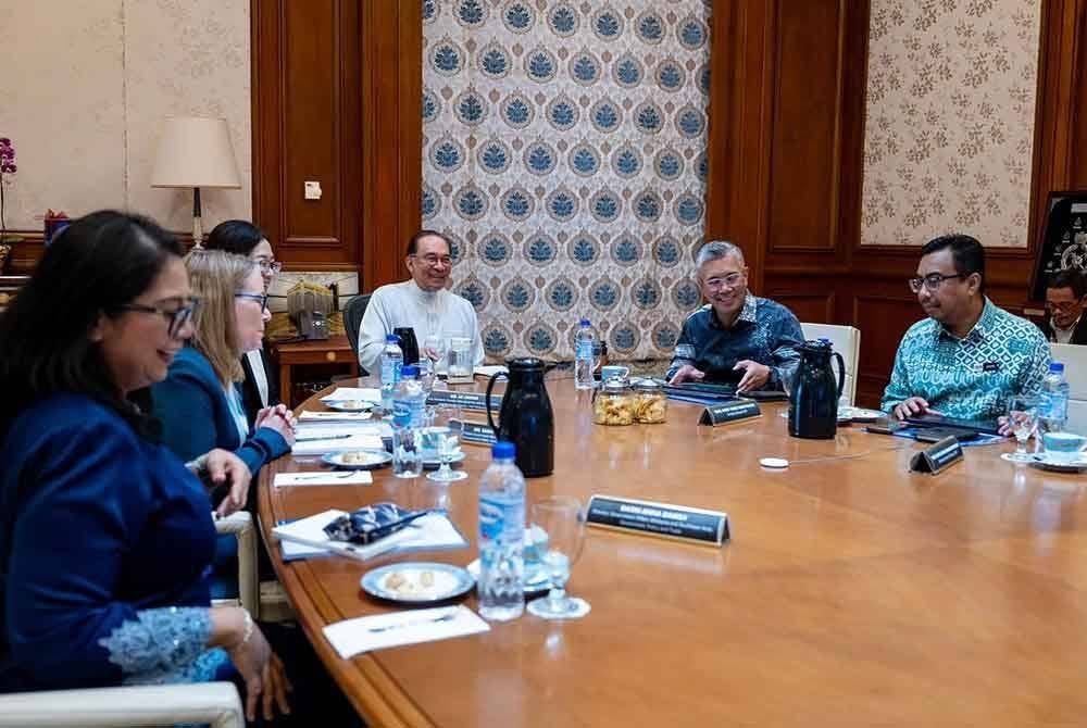 Anwar (tengah) menerima kunjungan Intel. Foto FB Anwar Ibrahim