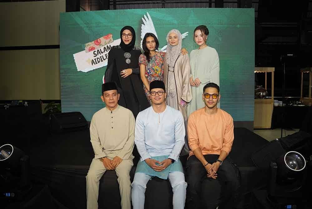 Izara bersama barisan bintang utama Keluarga Itu.