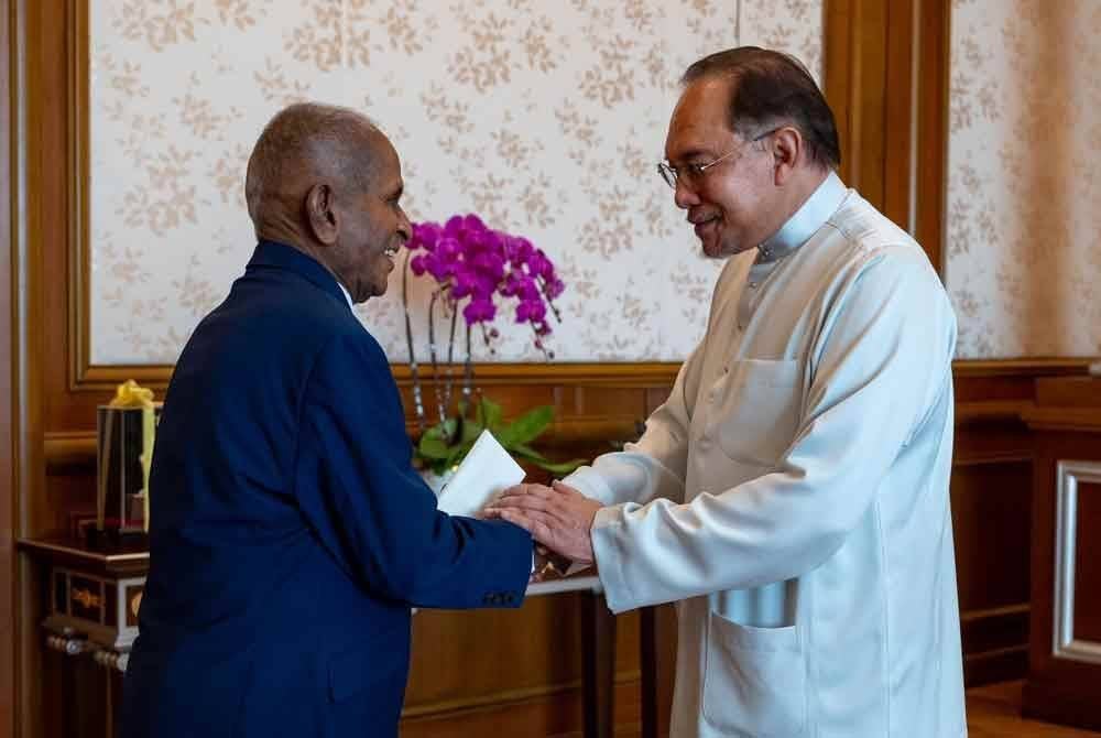 Anwar (kanan) menerima kunjungan legenda muzik India, maestro Ilaiyaraaja di pejabatnya pada Jumaat. Foto FB Anwar Ibrahim