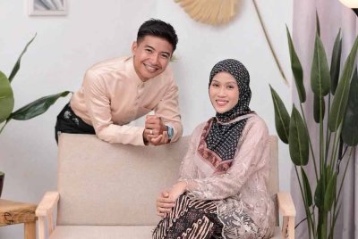 Gambar Nor Atika bersama arwah suaminya pada lebaran lalu.