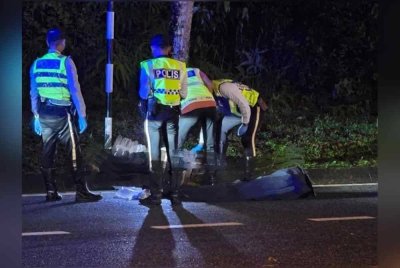 Seorang warga emas maut dipercayai dilanggar sebuah kenderaan pelbagai guna (MPV), ketika melintas jalan di Taman Ungku Tun Aminah di sini, pada Khamis. - Foto IPD Johor Bahru Utara