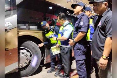 Muhammad Kifli (dua, kiri) melihat pemeriksaan tayar bas ekspres sempena Operasi Khas Hari Raya Aidilfitri 2025 di sini pada Khamis.