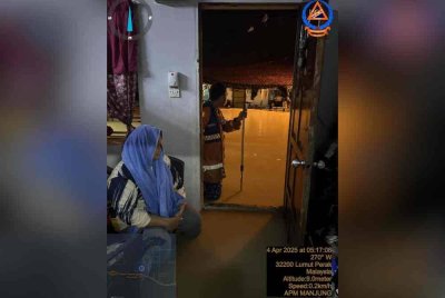 Anggota Angkatan Pertahanan Awam Malaysia (APM) ketika operasi menyelamat mangsa banjir di kawasan Kampung Padang Tembak. Foto APM Perak