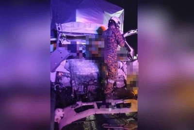 Anggota bomba bertungkus lumus menyelamatkan mangsa yang terlibat dalam kemalangan berkenaan. - Foto BBP Tangkak