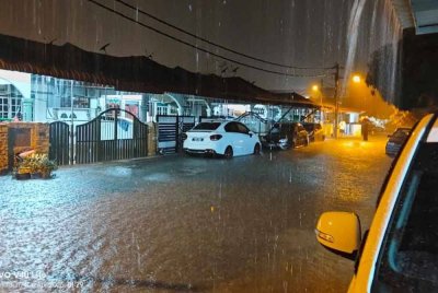 10 rumah di Taman Hijau dan 21 rumah di Taman Sri Mawar, Astaka, Sitiawan terjejas akibat banjir, namun air telah surut sepenuhnya. Foto media sosial