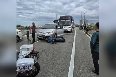 Motosikal Yamaha Y15ZR dinaiki kedua mangsa dilanggar MPV dalam kejadian itu.