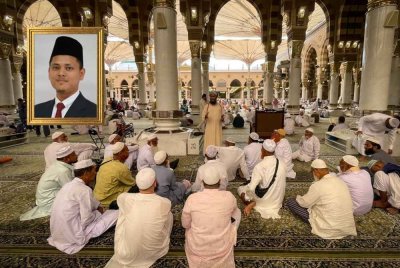 MENGHADIRI majlis ilmu dan mengimarahkan masjid juga perlu dilakukan sepanjang tahun. Foto Canva/Gambar kecil: USTAZ MUHAMMAD BADRUZZAMAN