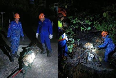 Sepasukan anggota APM berjaya menangkap buaya di Kampung Tepi Laut Menumbok.