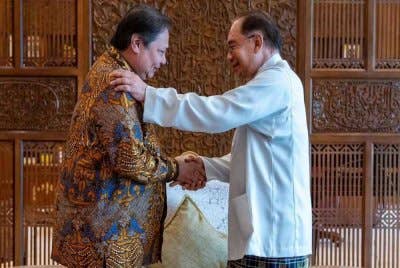 Anwar, keutamaan buat masa ini ialah untuk mengukuhkan dan memperbaharui sinergi ekonomi hatta mencerminkan komitmen untuk memupuk kerjasama yang kukuh antara Indonesia dan Malaysia. - Foto FB Anwar Ibrahim