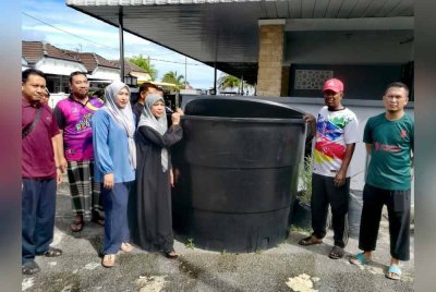 Sambutan Aidilfitri penduduk Taman Selat sedikit suram tanpa bekalan air.