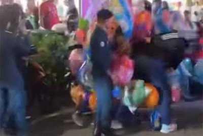 Rakaman video yang dipercayai diambil peniaga sekitar lokasi itu mulanya menunjukkan beberapa anggota penguat kuasa DBKL sedang merampas belon yang dijual seorang individu.