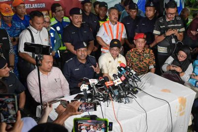 Hussein bercakap ketika sidang media berikutan kebakaran melibatkan saluran paip gas di Jalan Putra Harmoni, Putra Heights pada Jumaat. Foto Bernama