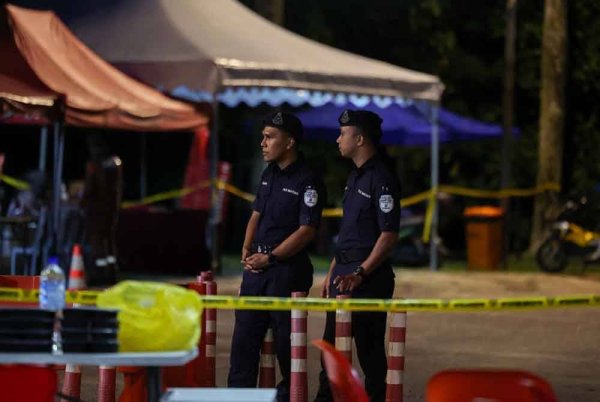 Anggota polis bantuan turut membantu mengawal laluan utama di Jalan Putra Harmoni Putra Height dari sebarang aktiviti di waktu malam sehingga siasatan kejadian kebakaran saluran paip gas selesai - Foto: Bernama