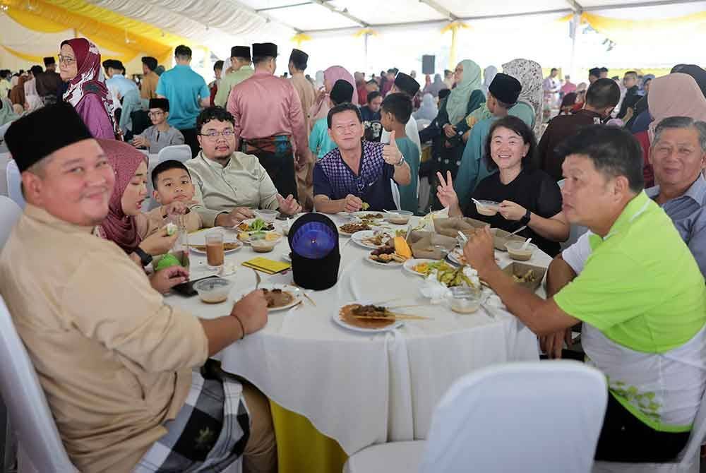 Masyarakat berbilang kaum menikmati juadah yang disediakan sempena Majlis Istana Terbuka Aidilfitri di Istana Besar Seri Menanti pada Isnin lalu.