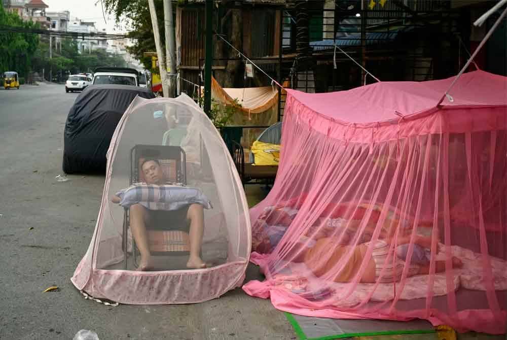 Kebanyakan mangsa kini berlindung di tepi jalan kerana bimbang dengan gempa susulan. Foto AFP