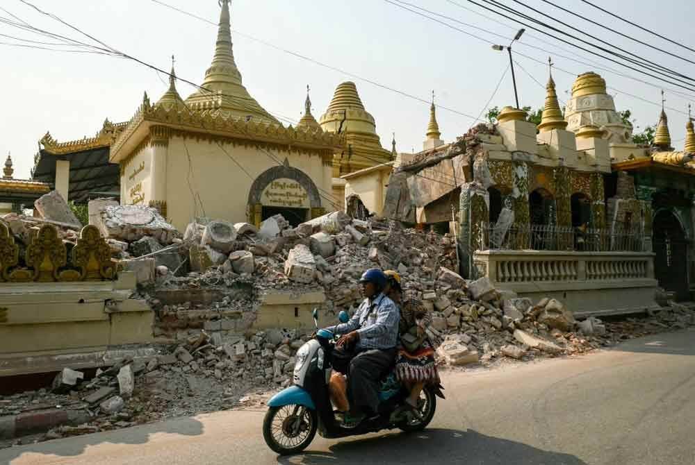 Beberapa struktur termasuk kuil yang separa rosak di Mandalay. Foto AFP