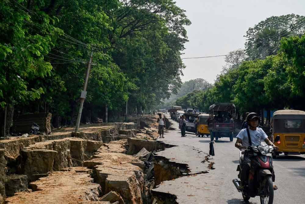 Pengguna lalu lintas melalui retakan besar di sepanjang Jalan Myo Patt yang menghubungkan Mandalay dan Sagaing. Foto AFP