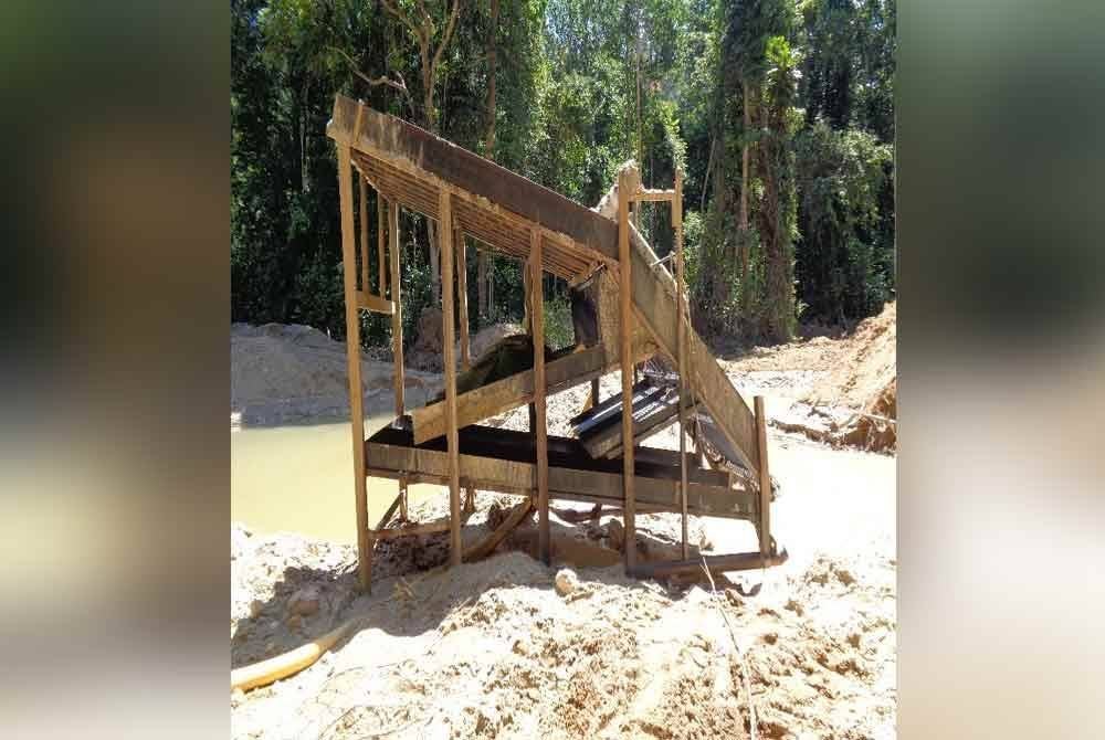 Palong antara peralatan yang digunakan bagi tujuan melombong emas berskala besar.