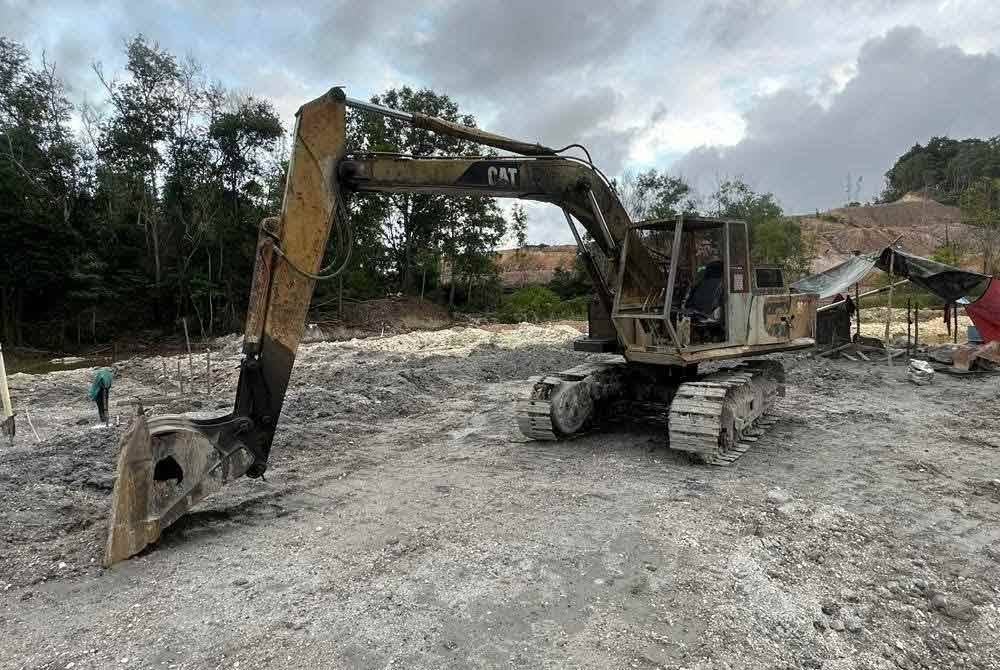 Antara jentera yang digunakan bagi aktiviti perlombongan emas haram.