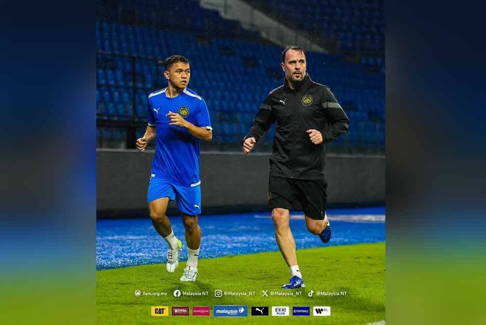 Arif Aiman (kiri) kembali menjalani latihan bersama skuad Harimau Malaya di Padang Seri Gelam, Johor Bahru pada Rabu.